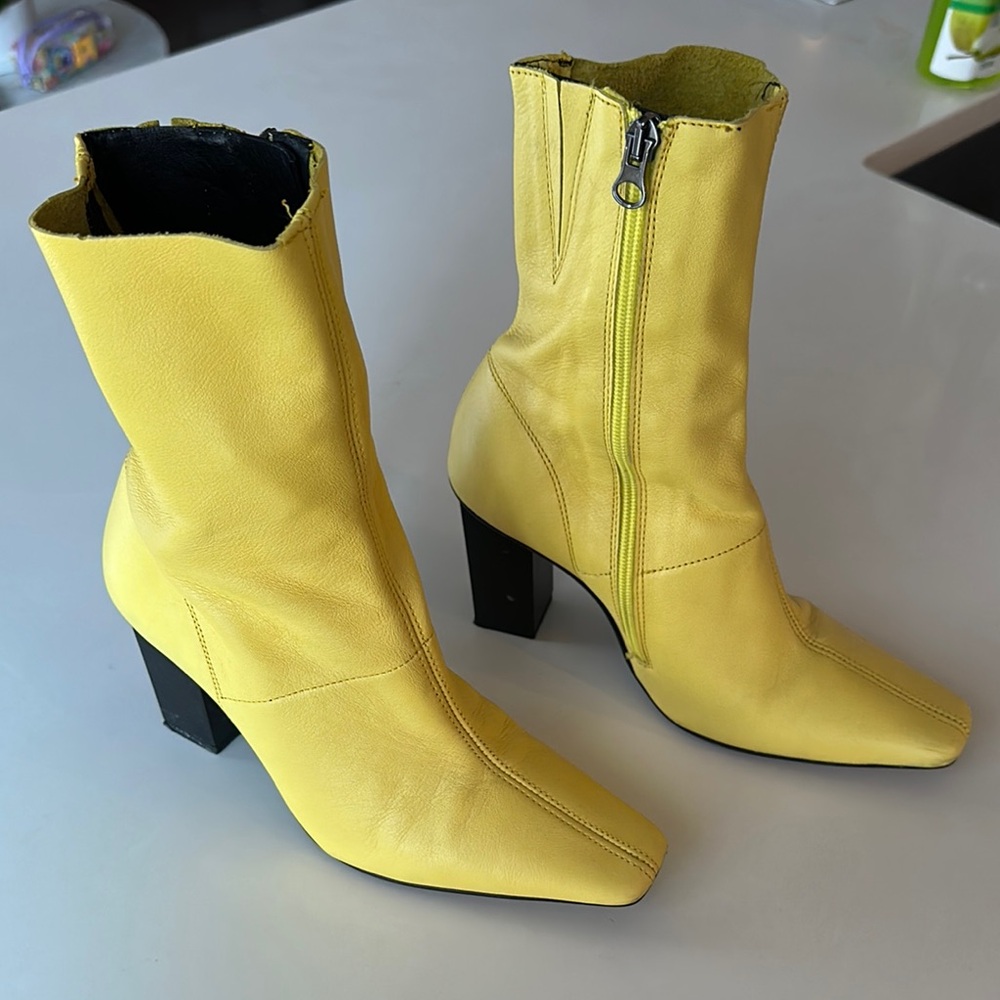 L'INTERVALLE Yellow and Black Heeled Boots